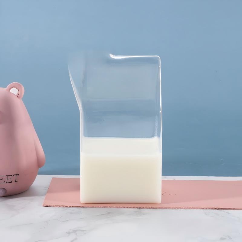 Kartongformad mjölkkanna i glas