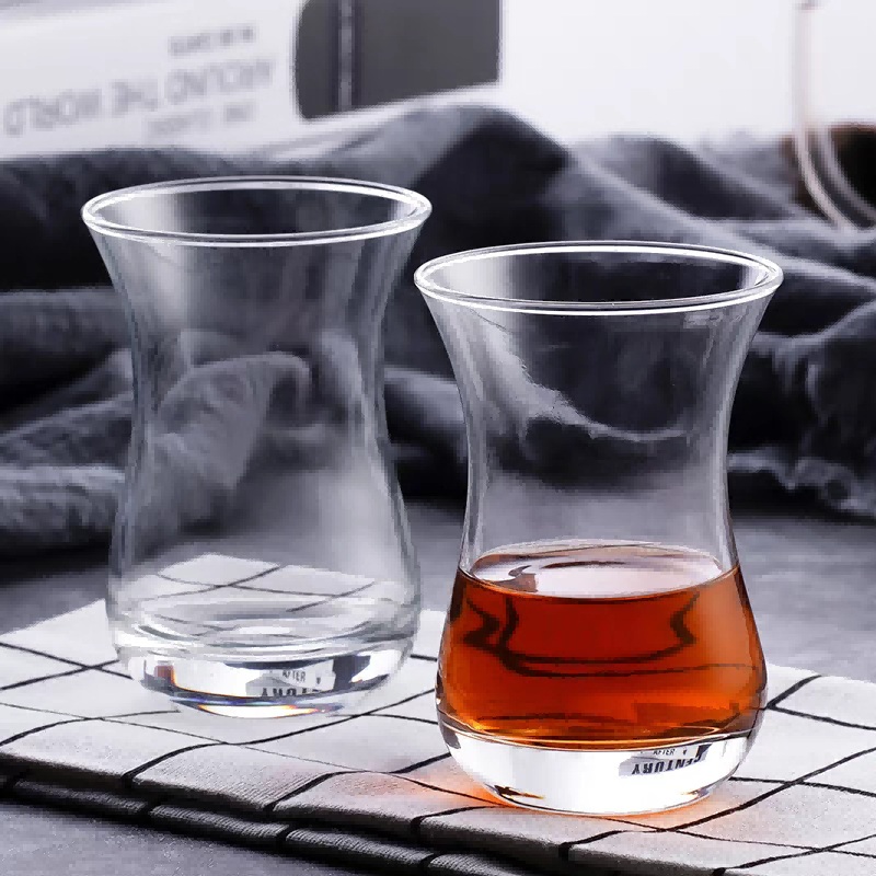 Klassisk midja turkisk tekopp i glas