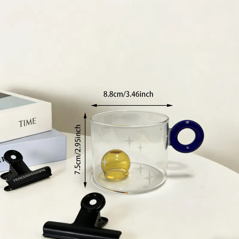 Flytande bollmugg i glas med färgringhandtag