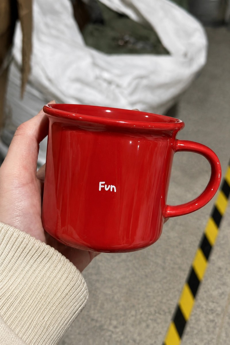 Rolig keramisk kaffemugg i röd emalj