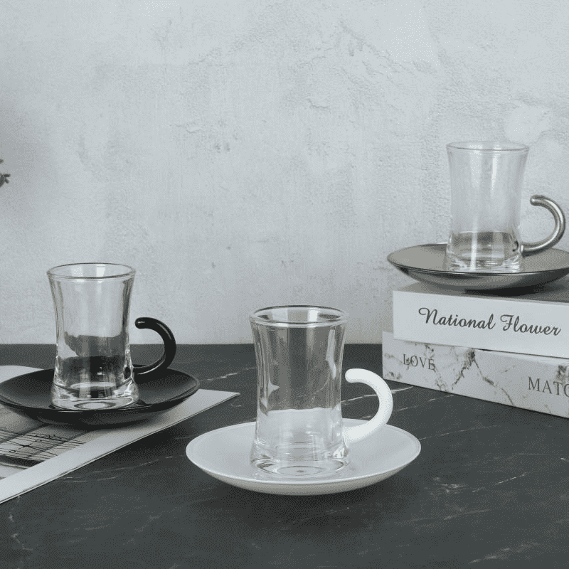 Turkisk stil böjt handtag glas tekopp och fat set